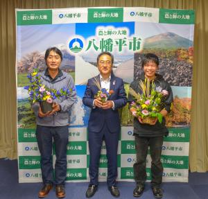 りんどうの贈呈をする、八幡平花卉生産部会青年部の皆さん