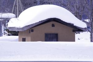 雪をかぶった塗室