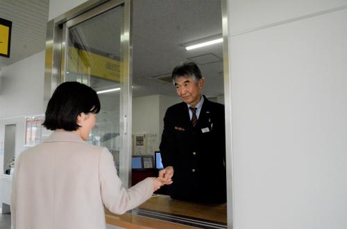 有人駅で降りる場合の画像