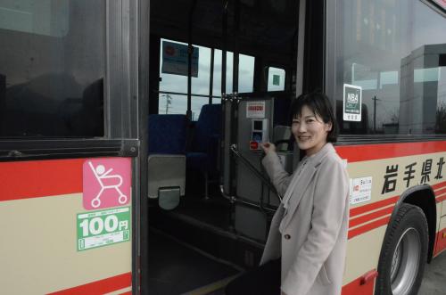 バス乗車の画像