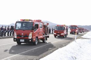 分列行進　消防車両