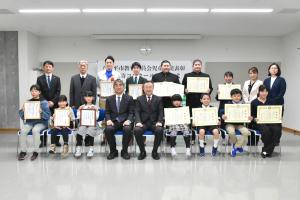 八幡平市教育委員会児童生徒表彰・三行詩コンクール表彰式受賞者写真